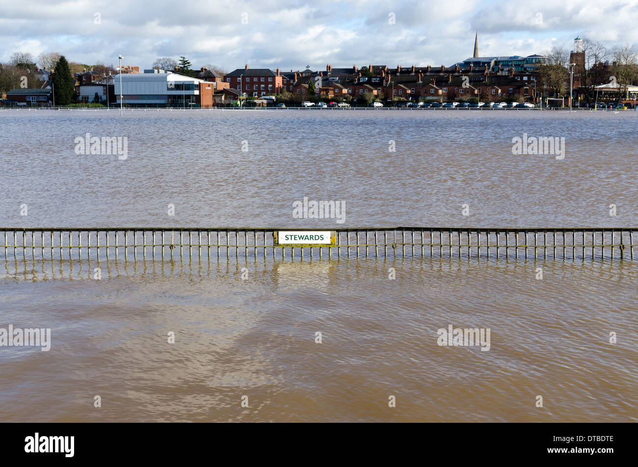 La scherma a Worcester Racecourse sotto acqua a causa delle inondazioni del 2014 Foto Stock