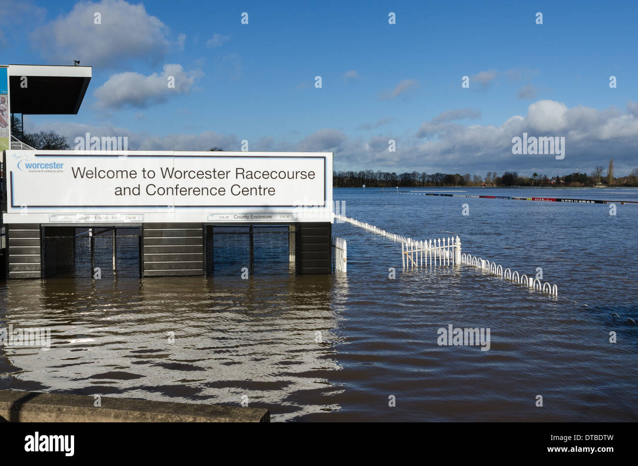 Ingresso al Worcester Racecourse e centro conferenze sotto l'acqua a causa delle inondazioni del 2014 Foto Stock
