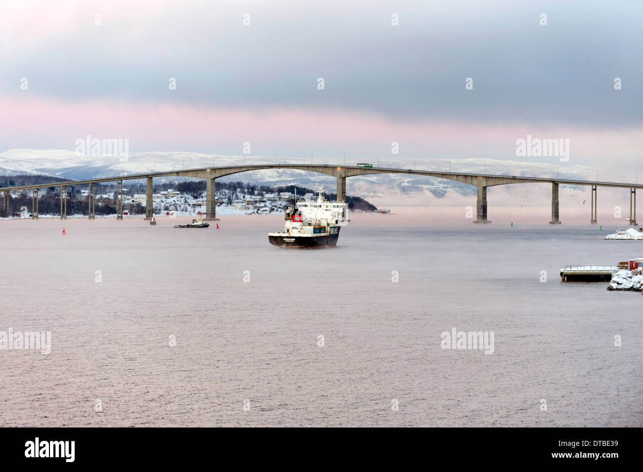 Il ponte Gisund a Finnsnes, Troms County, Norvegia, in inverno Foto Stock