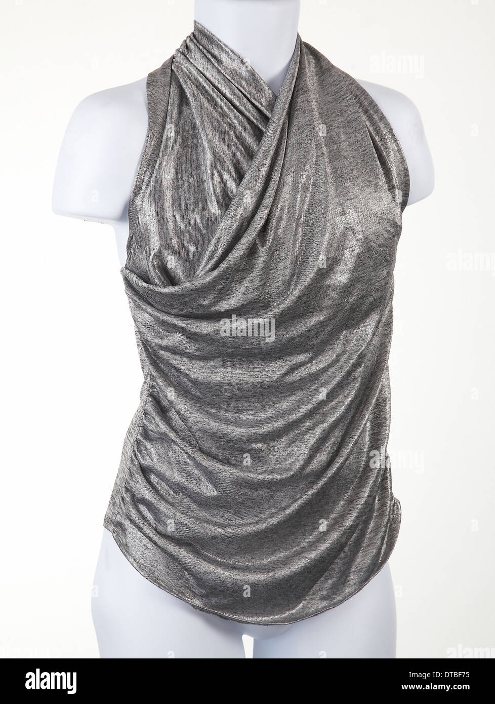 Un argento allacciato sul collo abito donna su un manichino. Foto Stock