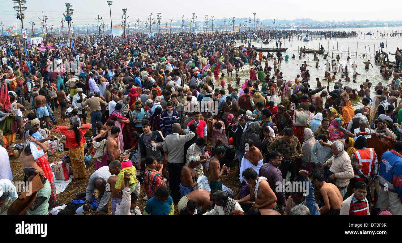 Di Allahabad, India - 14feb.2014: devoto tenendo holydip a Sangam in occasione dei Maghi bagno Purnima festival durante il Magh Mela. PTI foto di Prabhat kumar verma/Alamy Live News Foto Stock