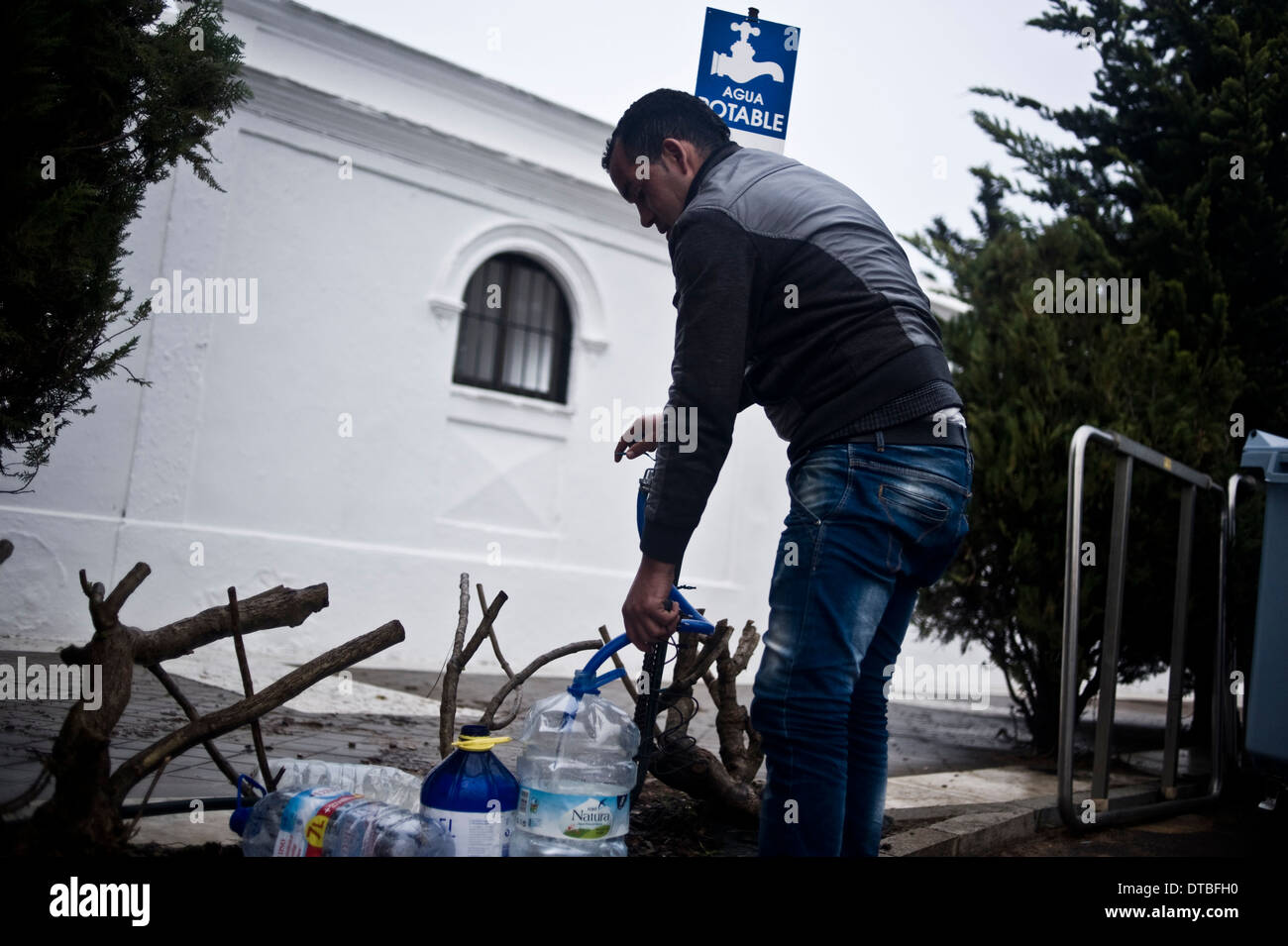 Gli immigrati africani vivono in capanne di plastica in un shanty campeggio in Lepe, Huelva, in attesa di posti di lavoro in piantagioni di frutta. Foto Stock