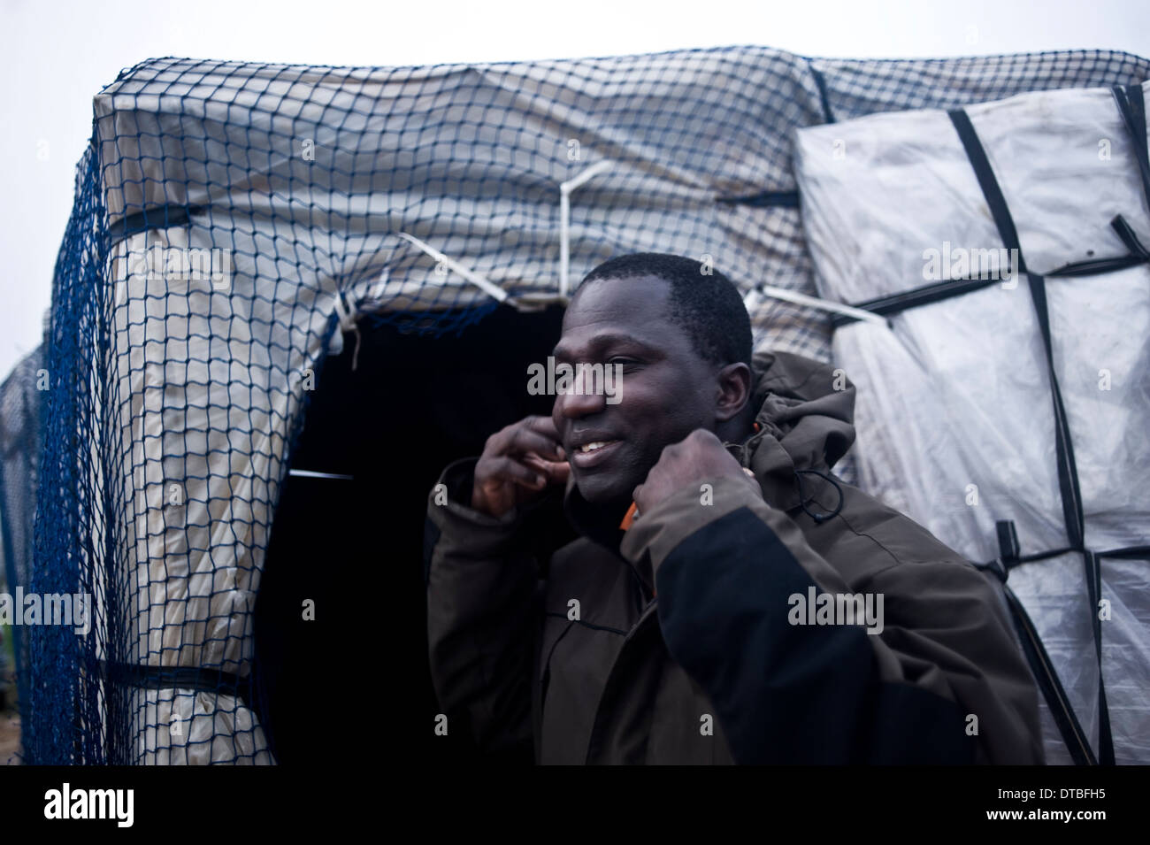 Gli immigrati africani vivono in capanne di plastica in un shanty campeggio in Lepe, Huelva, in attesa di posti di lavoro in piantagioni di frutta. Foto Stock