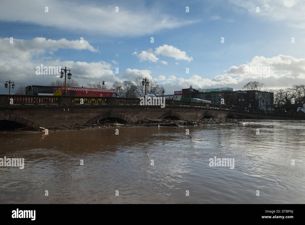 Worcester Bridge durante l'inondazione 2014 - worcester, worcestershire, Regno Unito Foto Stock