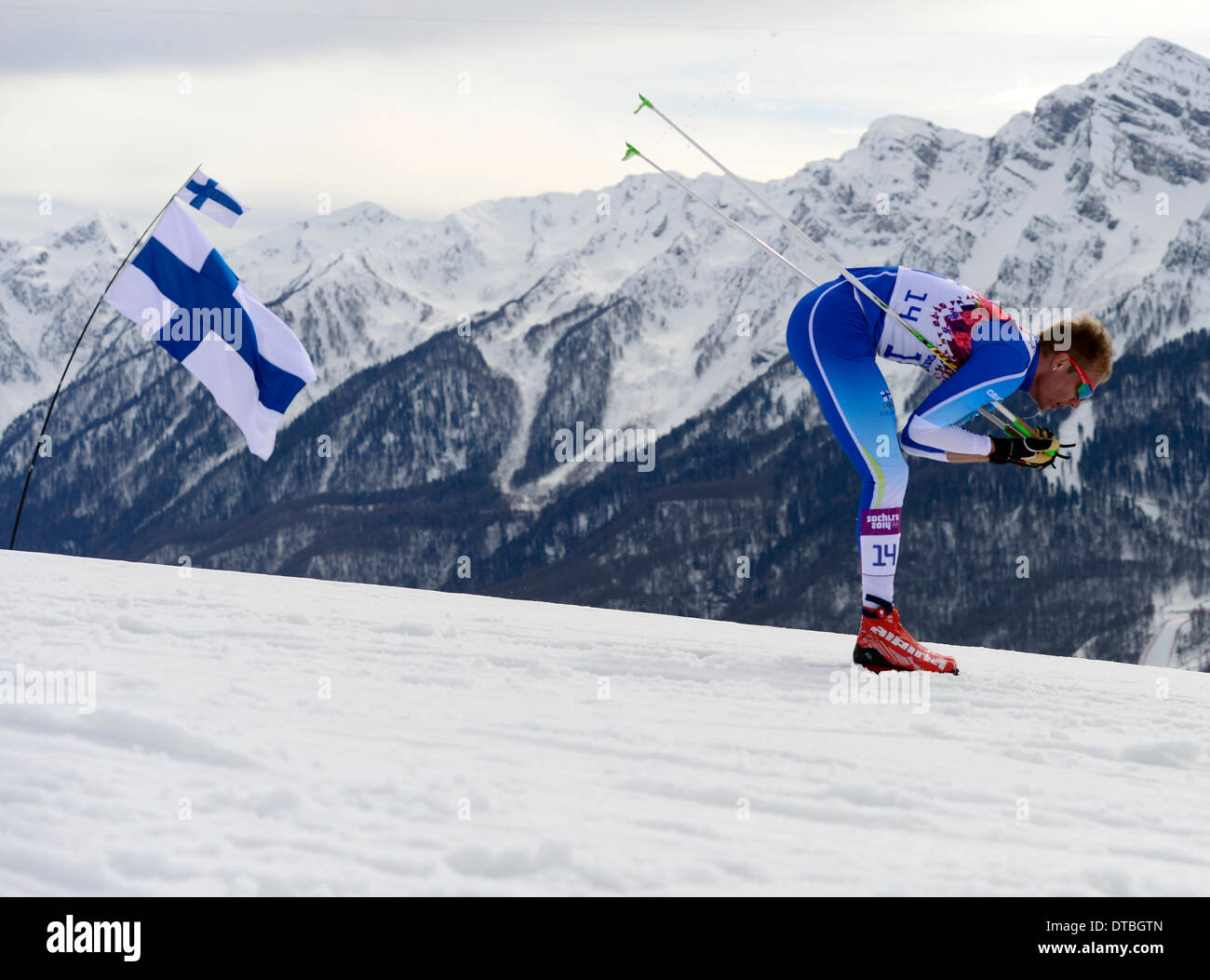 Sochi, Russia. 14 feb 2014. Ville Nousiainen della Finlandia compete durante gli uomini 15km classica Cross Country evento in Laura Cross-country ski & Centro Biathlon a Sochi 2014 Giochi Olimpici, Krasnaya Polyana, Russia, 14 febbraio 2014. Credito: Roman Vondrous/CTK foto/Alamy Live News Foto Stock