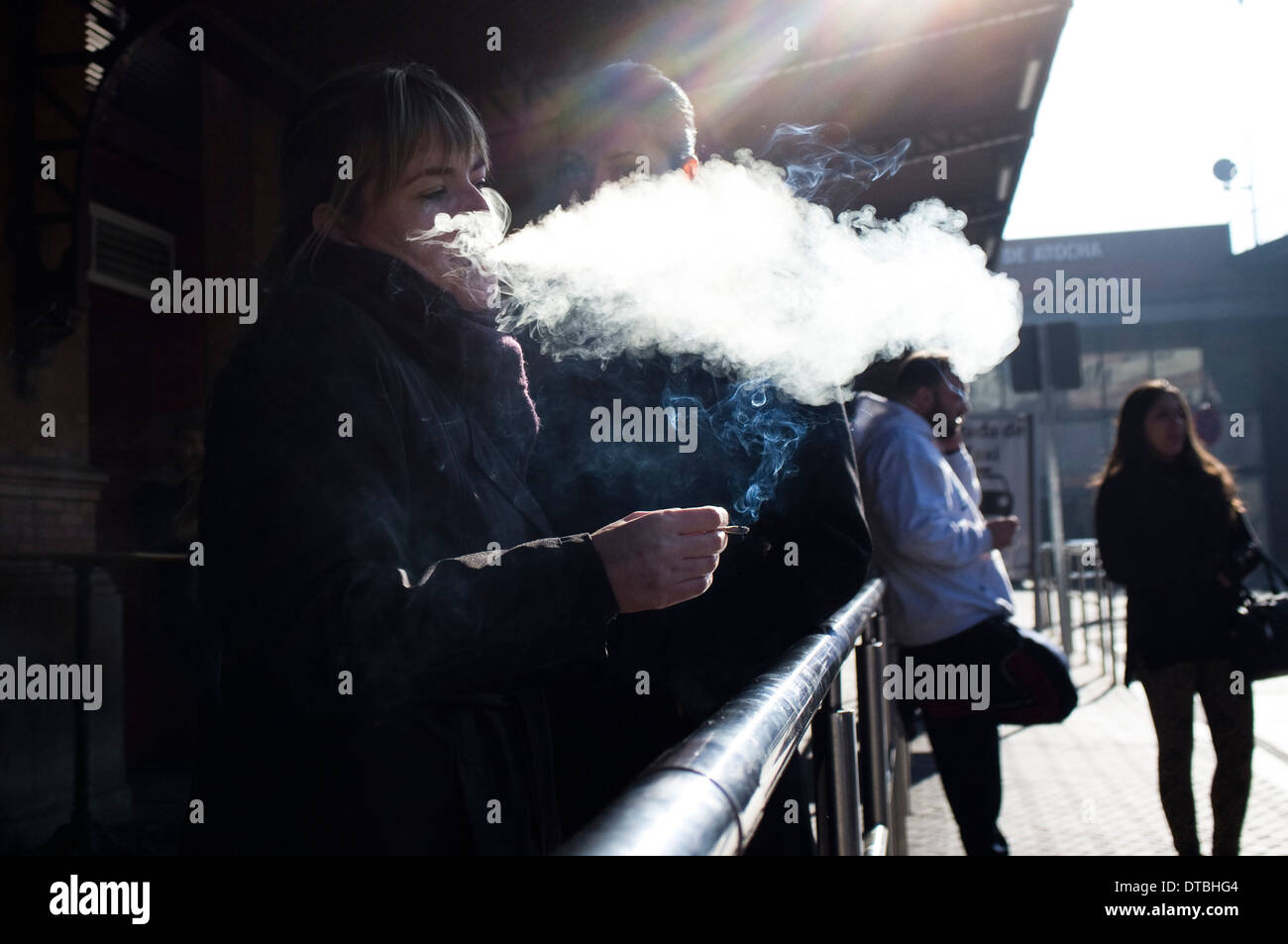 Il fumo in Spagna a Madrid. fumo di tabacco di sigaretta fumatore tabaco cigarro cigarrillo fumar Foto Stock