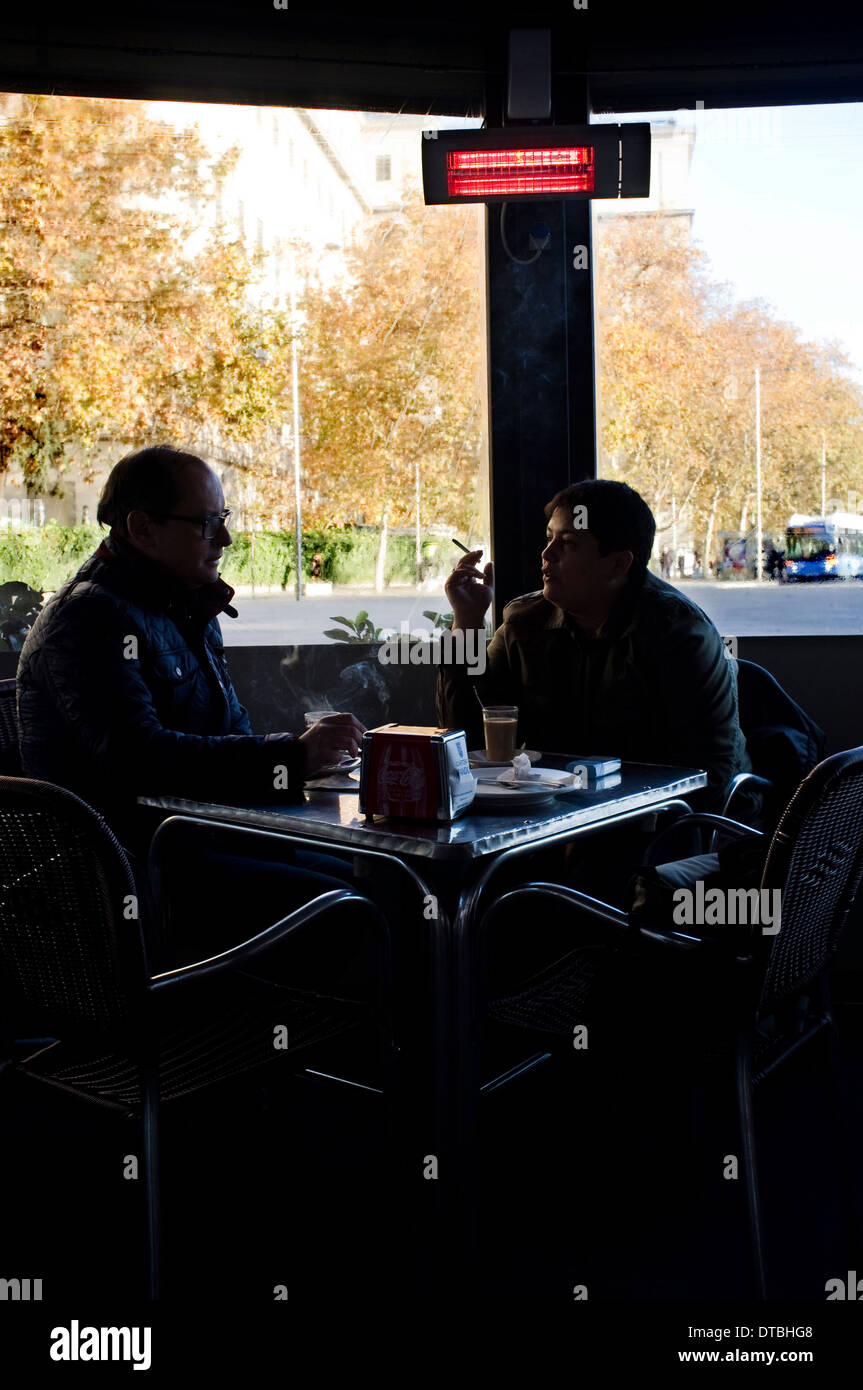 Il fumo in Spagna a Madrid. fumo di tabacco di sigaretta fumatore tabaco cigarro cigarrillo fumar Foto Stock