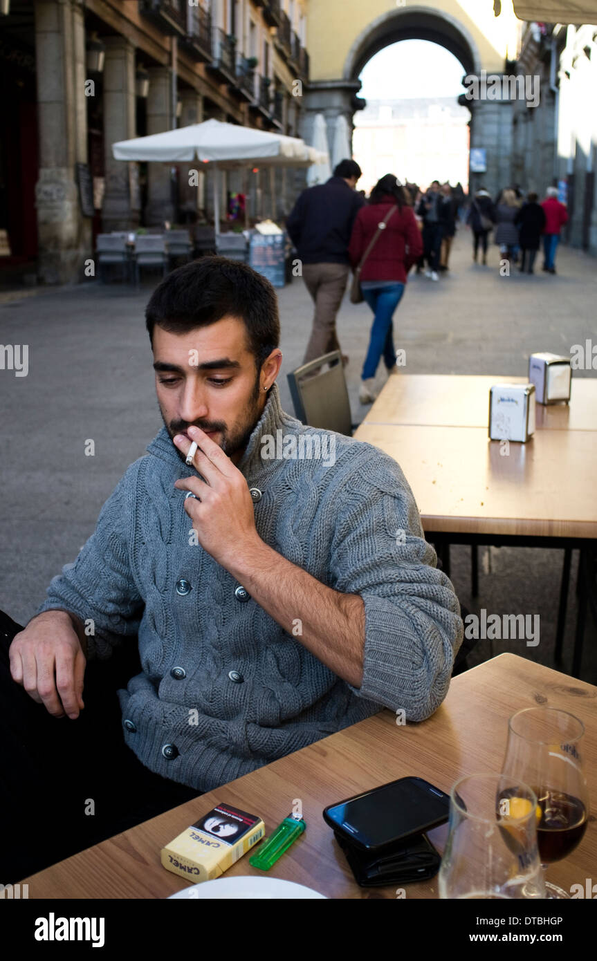 Il fumo in Spagna a Madrid. fumo di tabacco di sigaretta fumatore tabaco cigarro cigarrillo fumar Foto Stock