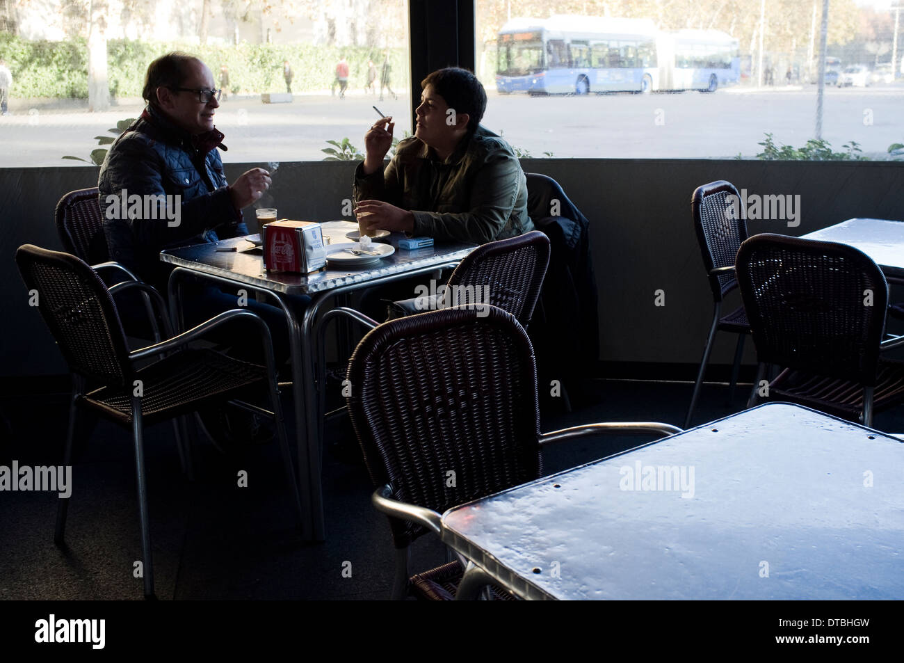 Il fumo in Spagna a Madrid. fumo di tabacco di sigaretta fumatore tabaco cigarro cigarrillo fumar Foto Stock