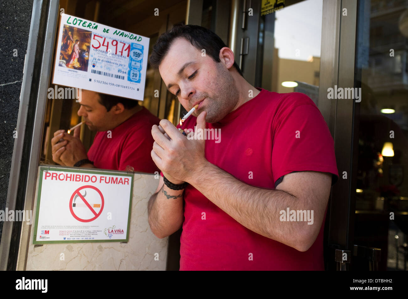 Il fumo in Spagna a Madrid. fumo di tabacco di sigaretta fumatore tabaco cigarro cigarrillo fumar Foto Stock