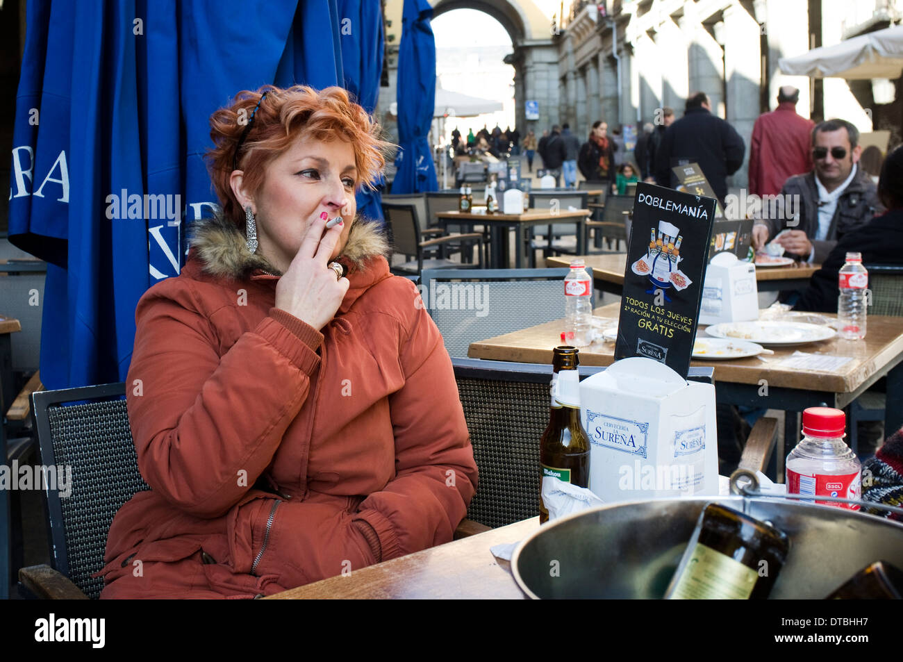 Il fumo in Spagna a Madrid. fumo di tabacco di sigaretta fumatore tabaco cigarro cigarrillo fumar Foto Stock