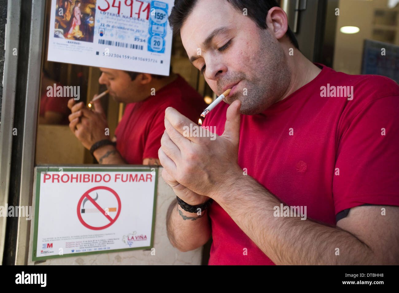 Il fumo in Spagna a Madrid. fumo di tabacco di sigaretta fumatore tabaco cigarro cigarrillo fumar Foto Stock