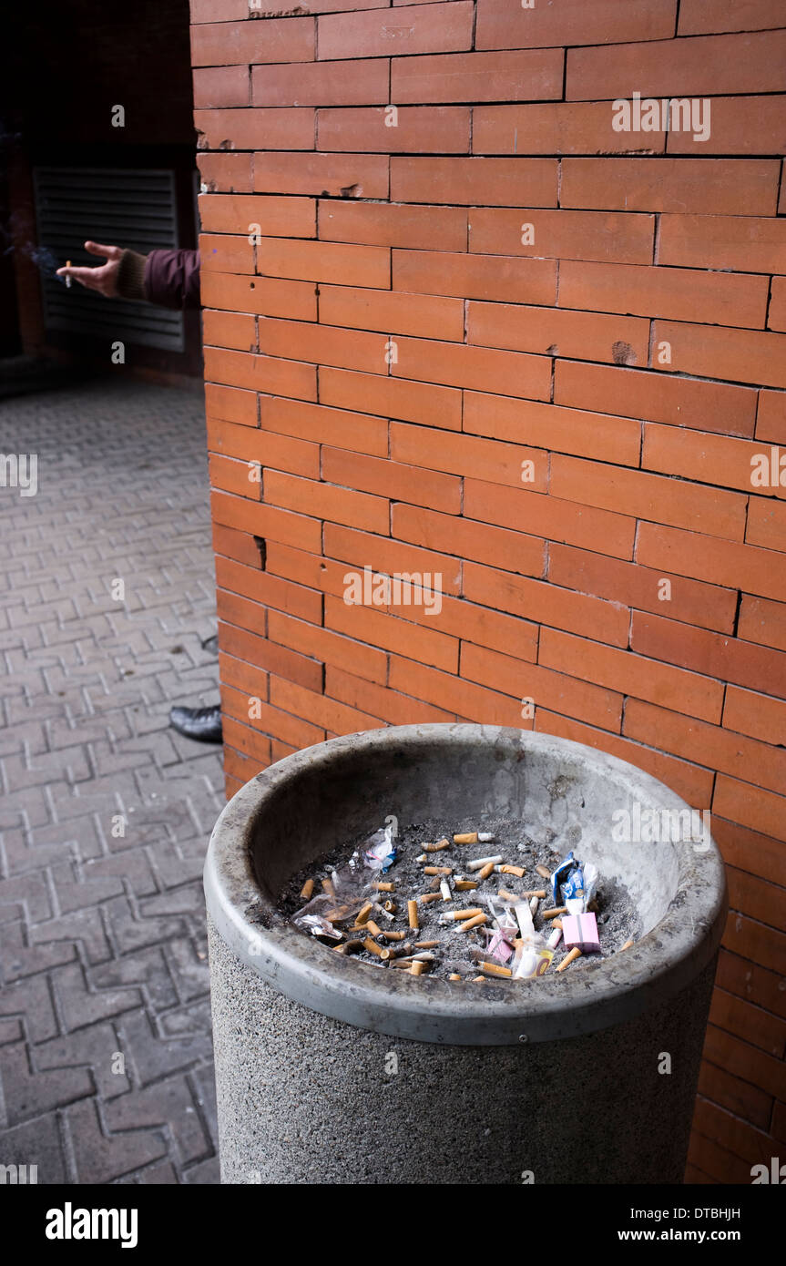 Il fumo in Spagna a Madrid. fumo di tabacco di sigaretta fumatore tabaco cigarro cigarrillo fumar posacenere cenicero Foto Stock
