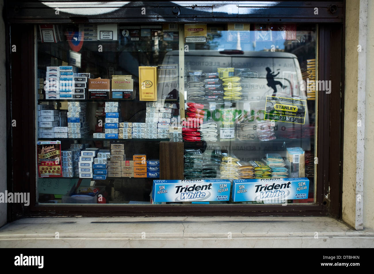 Il fumo in Spagna a Madrid. fumo di tabacco di sigaretta fumatore tabaco cigarro cigarrillo fumar Foto Stock