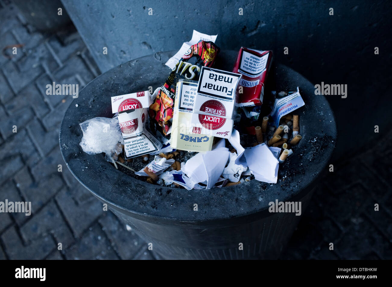 Il fumo in Spagna a Madrid. fumo di tabacco di sigaretta fumatore tabaco cigarro cigarrillo fumar posacenere cenicero Foto Stock