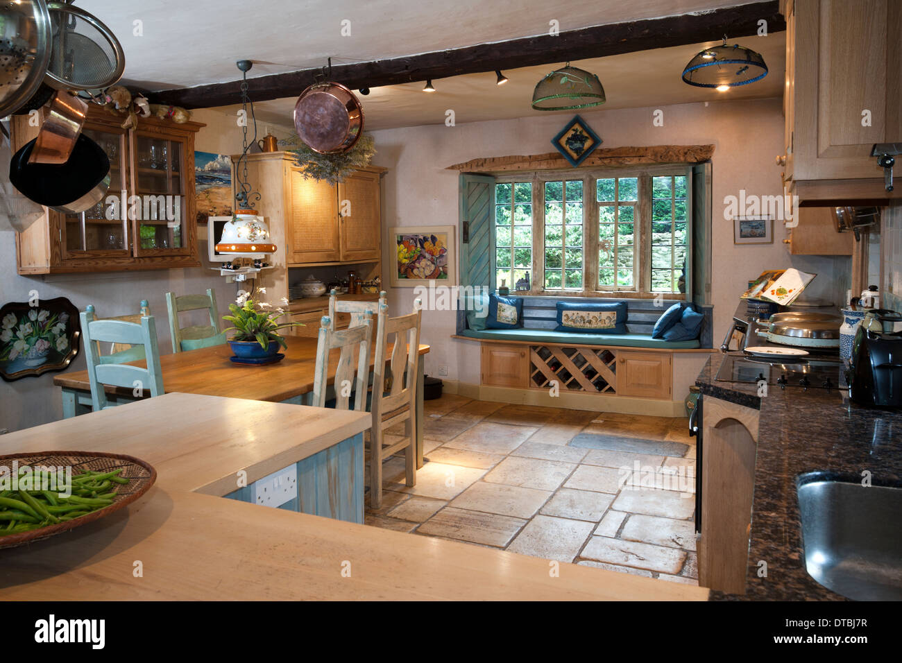 Stile rustico cucina con area da pranzo. Foto Stock