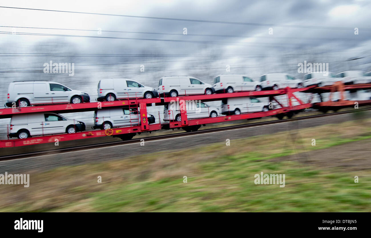 Un Deutsche Bahn treno trasporta nuova Volkswagen Caddys vicino a Lehrte, Germania, 13 febbraio 2014. (Lunga esposizione) Foto: JULIAN STRATENSCHULTE Foto Stock