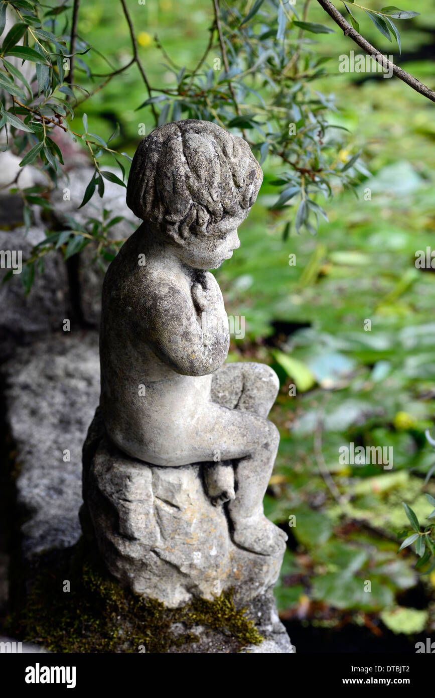 Malinconici bambino statua nymph altamont gardens lago lakeside pond pondside umore moody Foto Stock