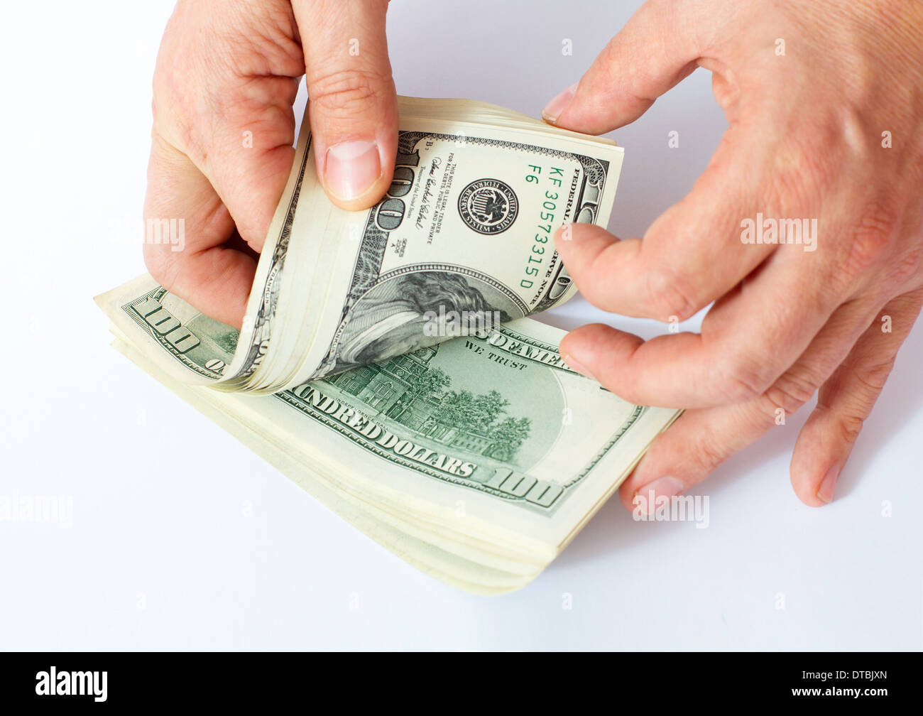 Imprenditore dando denaro contante di dollari nelle mani di passarli al client. Concetto di finanziare il successo. Isolato, spazio per il testo Foto Stock