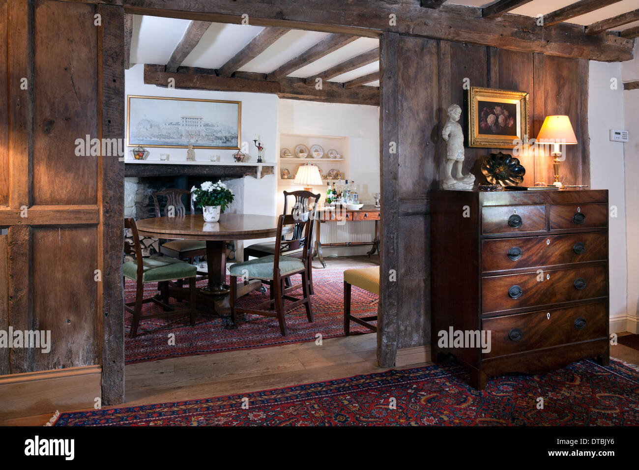 Periodo home legno camera del pannello parete divisoria partition guardando attraverso a una sala da pranzo. Foto Stock