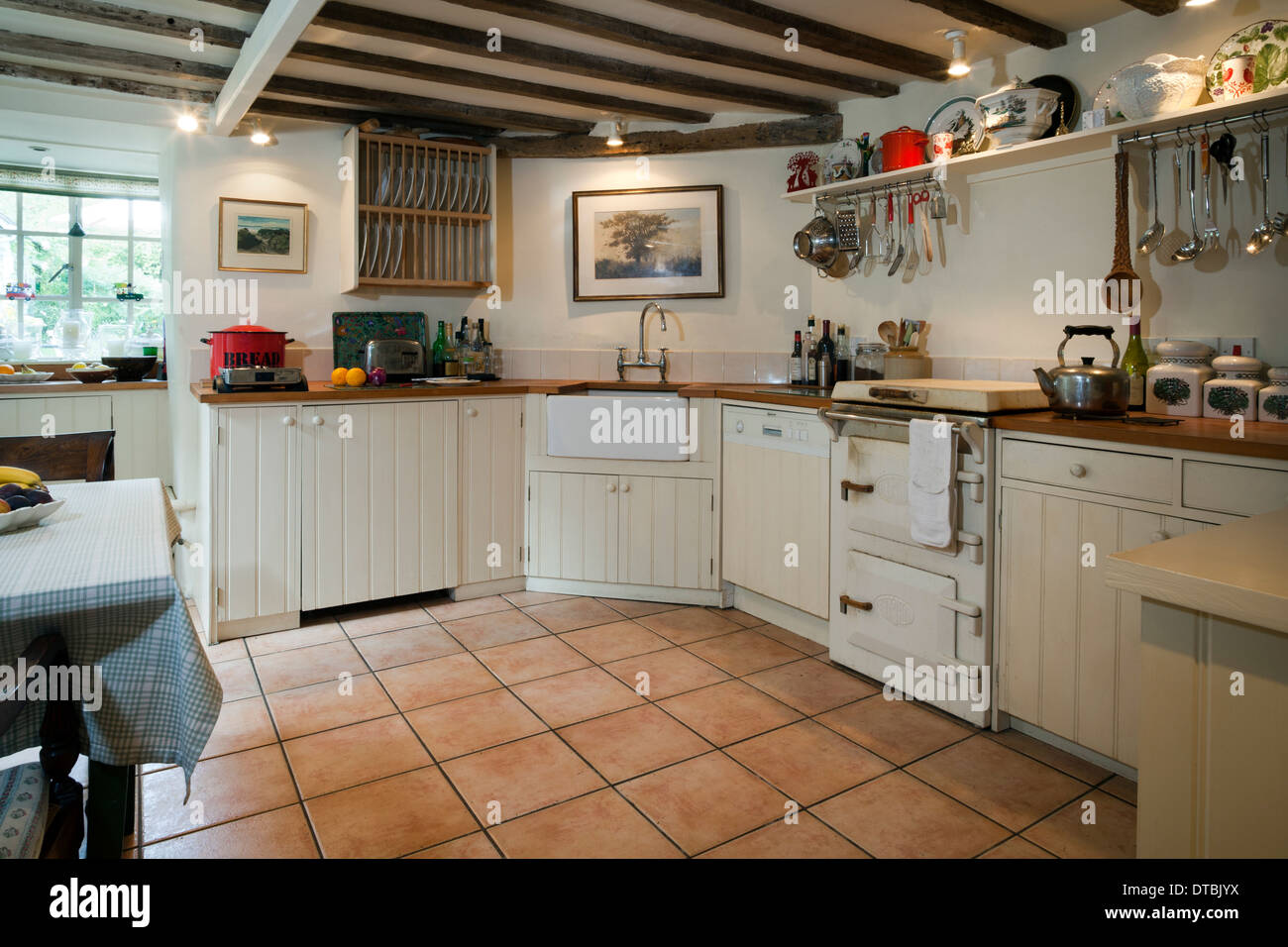 Cucina attrezzata con un insolita gamma di piccola cucina. Foto Stock