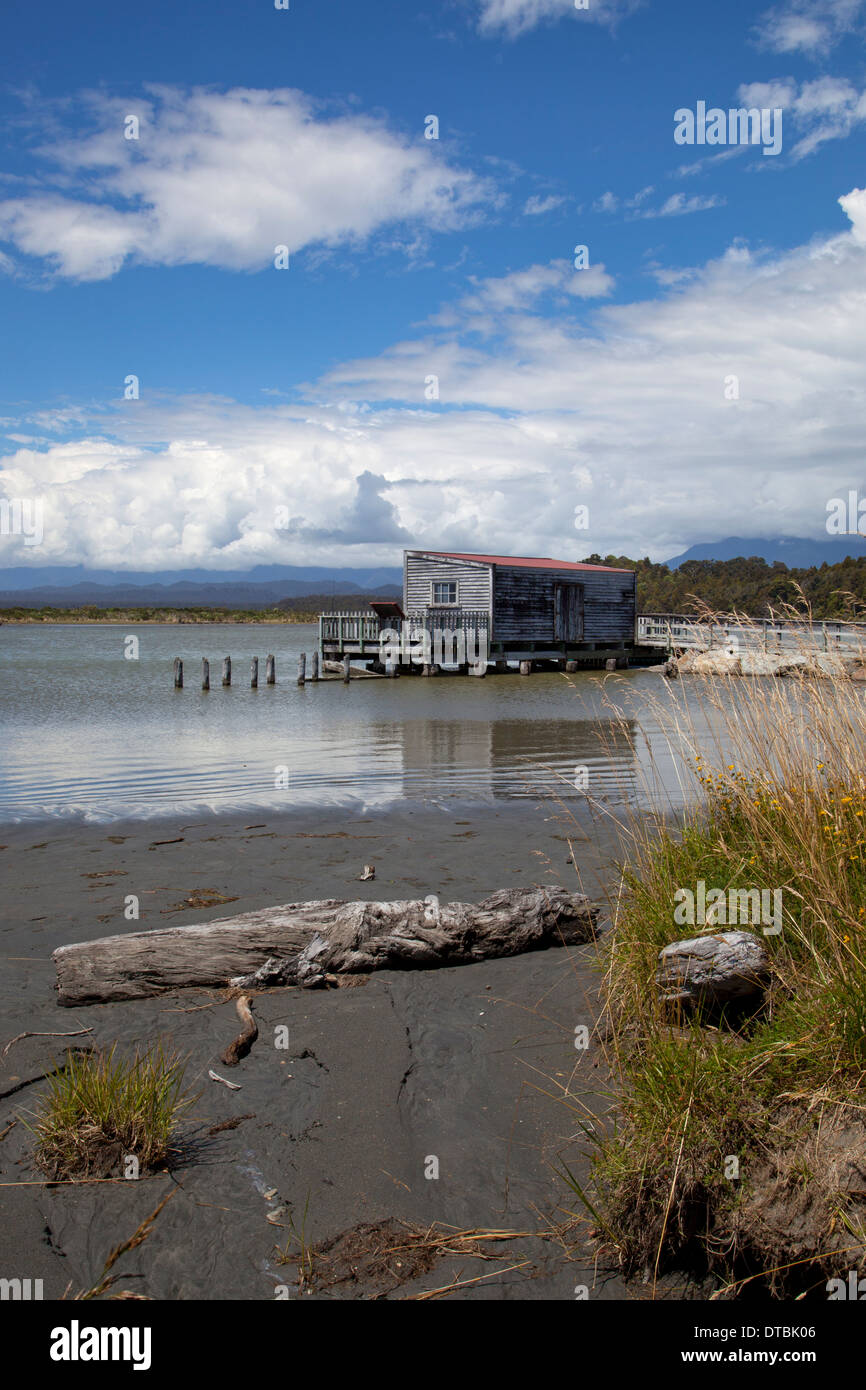 Molo vecchio edificio, Okarito laguna guardando verso sud delle Alpi, Okarito, Isola del Sud, Nuova Zelanda Foto Stock