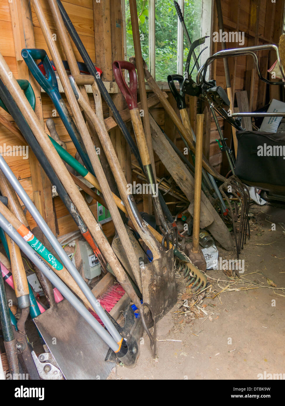 Giardinieri tool shed piena di utensili da giardinaggio Norfolk Inghilterra Foto Stock