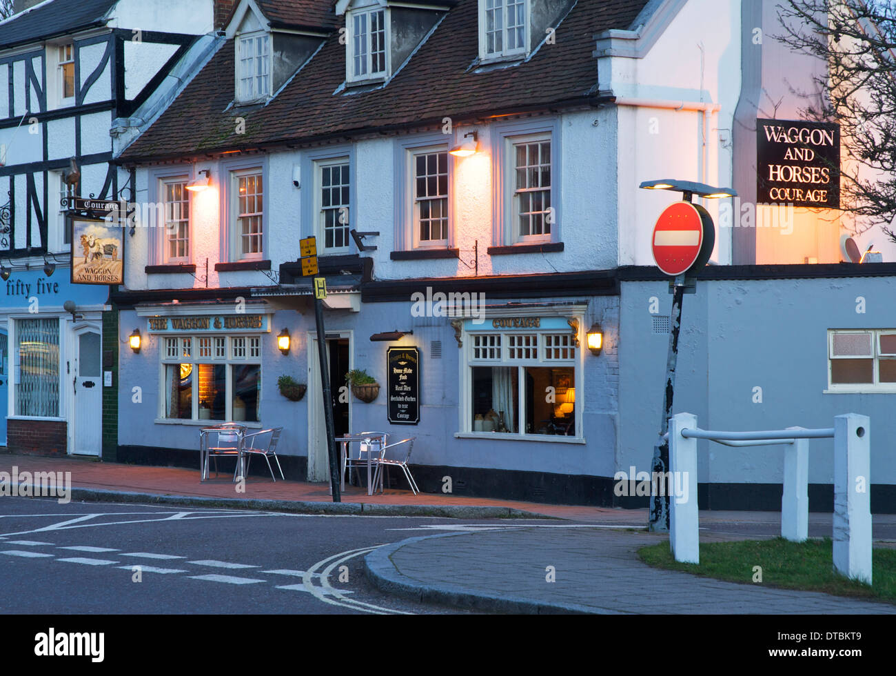 Il carro cavalli & pub nel villaggio di Hartley Wintney, Hampshire, Inghilterra, Regno Unito Foto Stock