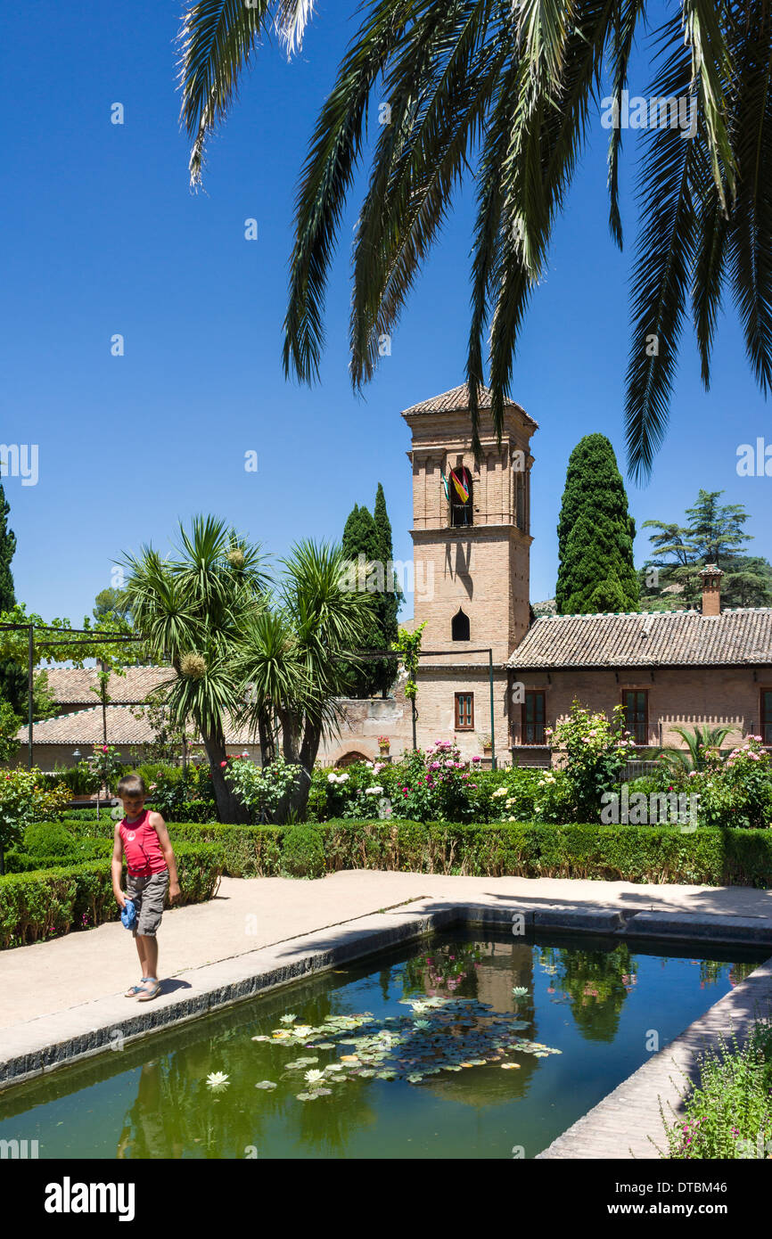 I bellissimi giardini presso il Palazzo Alhambra di Granada, Andalusia, Spagna meridionale. Foto Stock