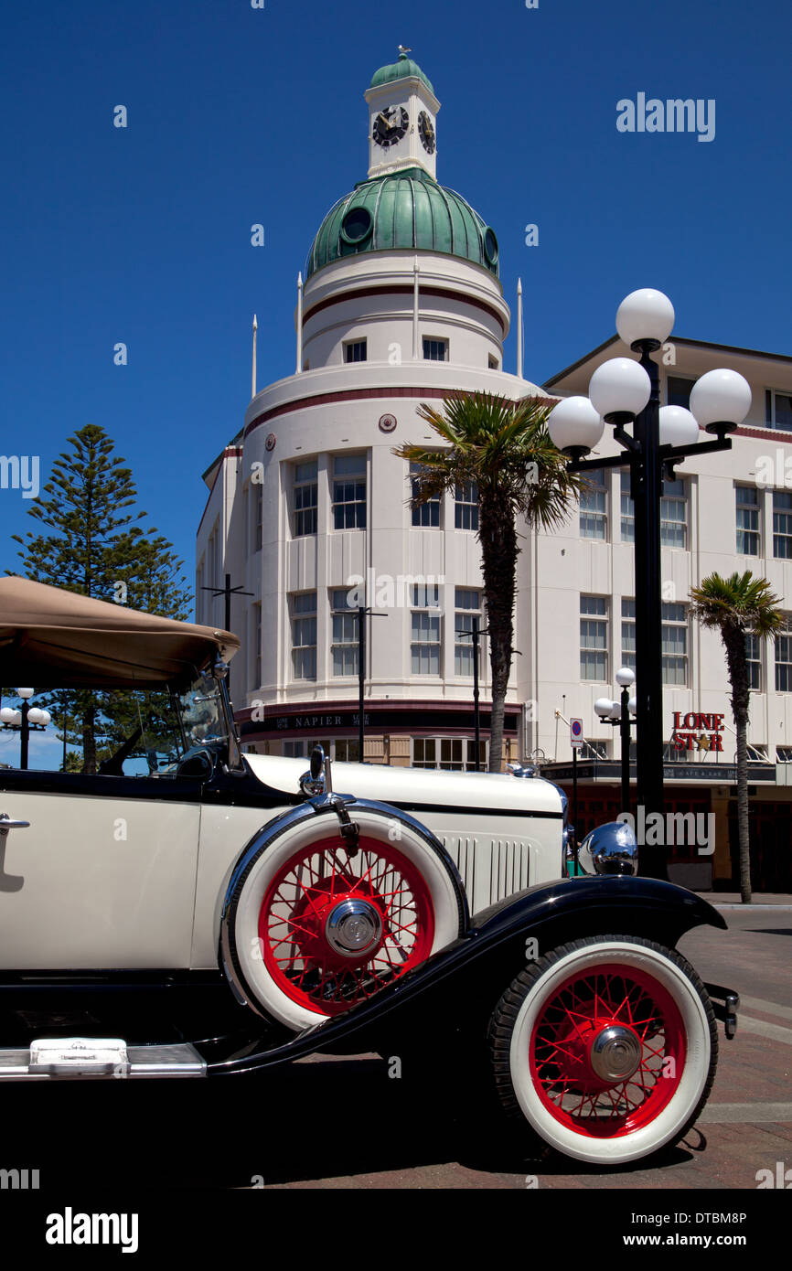 Edifici in stile Liberty e auto d'epoca in Napier, Isola del nord, Nuova Zelanda Foto Stock