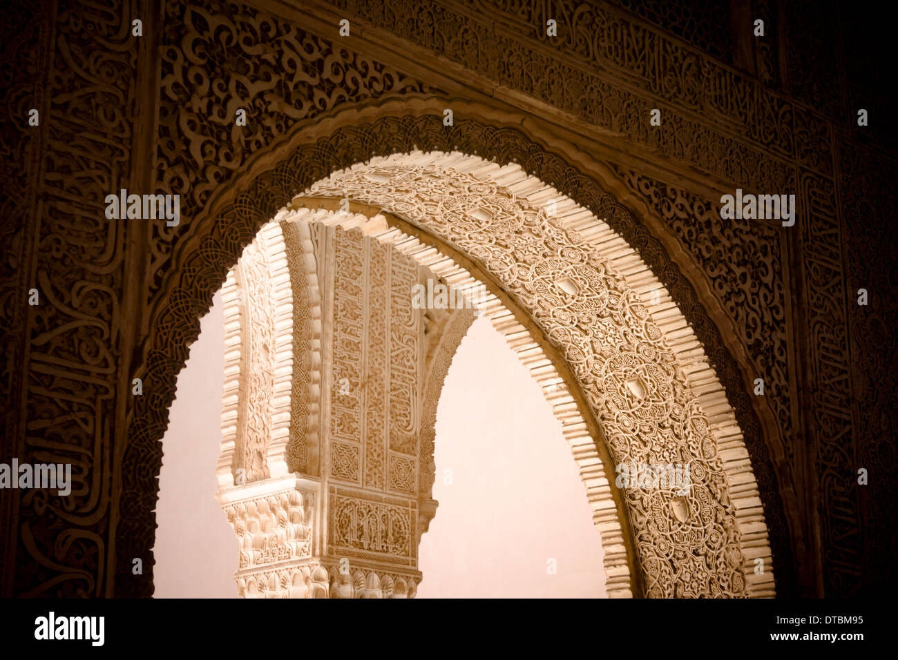 Un arcata ornata al bel palazzo e giardini di Alhambra di Granada, Andalusia, Spagna meridionale. Foto Stock