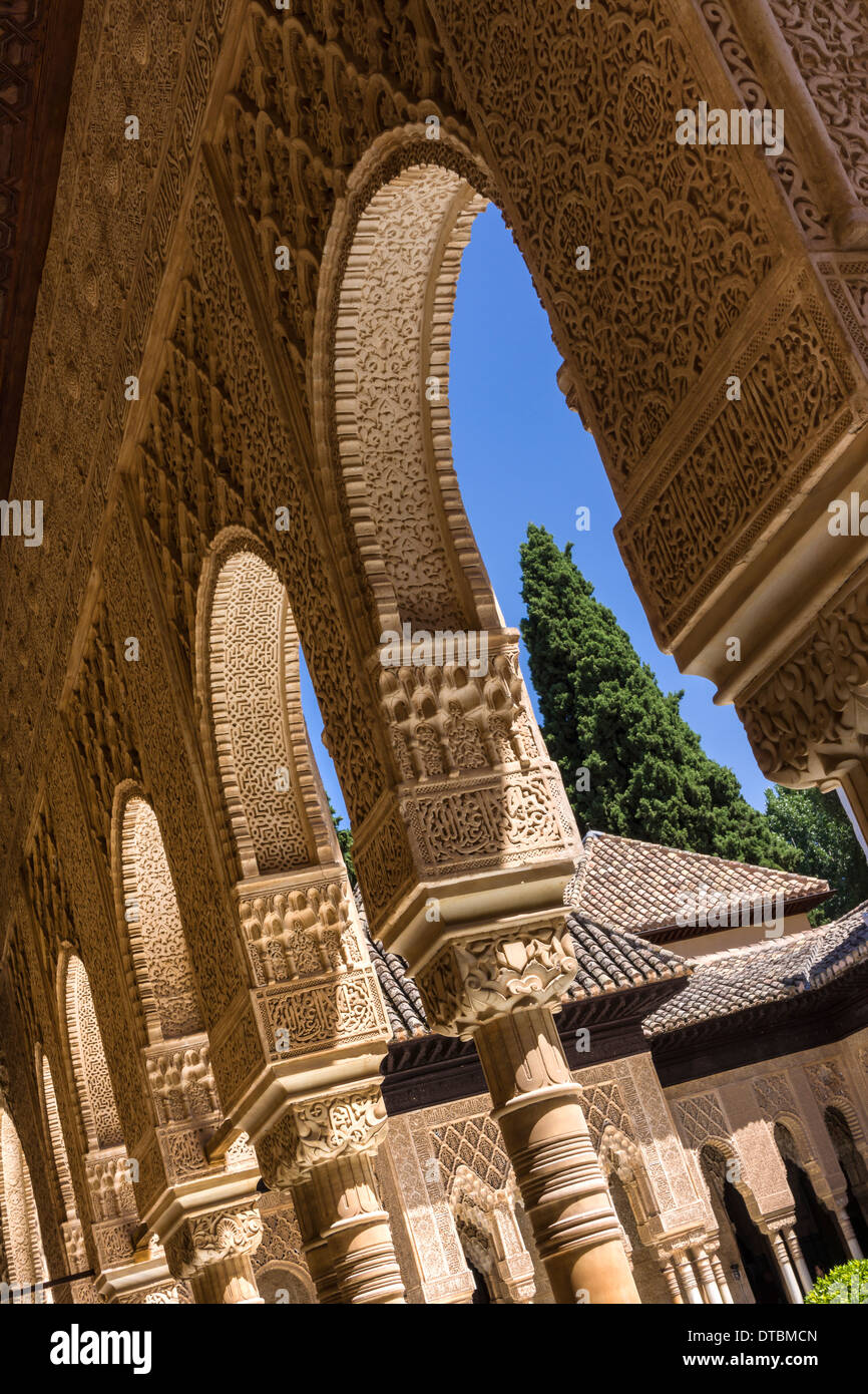 Un arcata ornata al bel palazzo e giardini di Alhambra di Granada, Andalusia, Spagna meridionale. Foto Stock