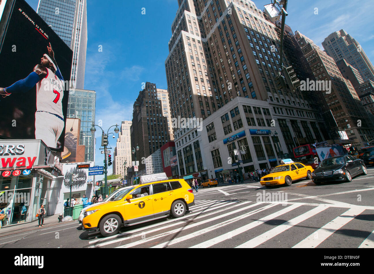 Yellow Cabs in Midtown Manhattan, a New York City, Stati Uniti d'America Foto Stock