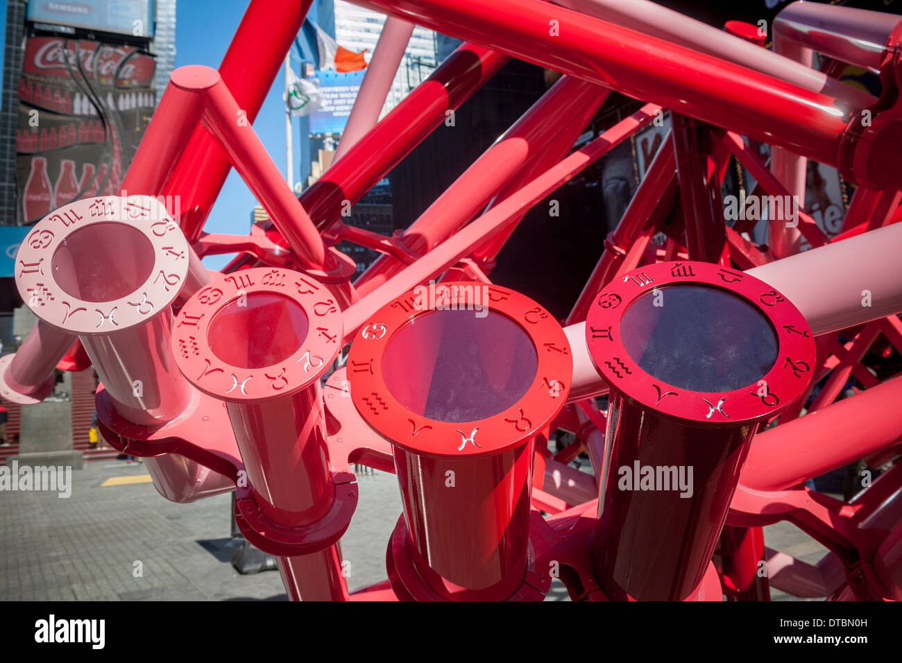I periscopi di opzione 'Come-maker", creato da studio di progettazione progetti giovani, in Times Square a New York Foto Stock