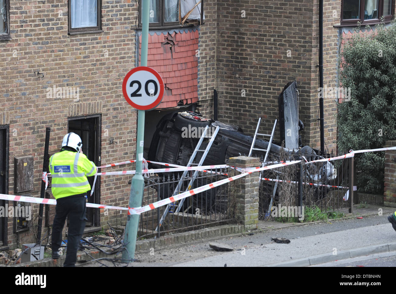 Presunto furto di auto si schianta contro il lato di una casa in Portslade Brighton dopo un inseguimento di polizia Foto Stock