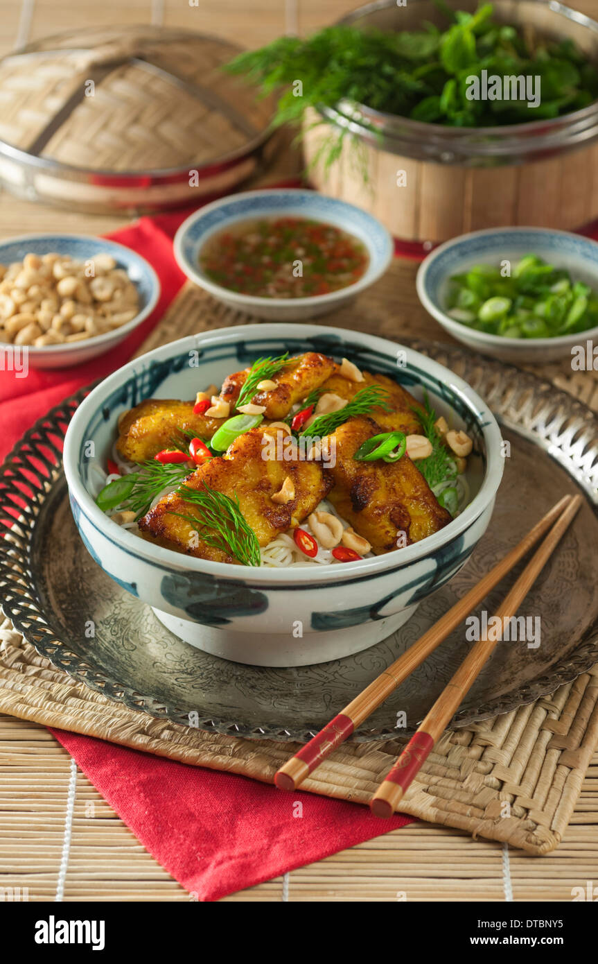 Pesce vietnamita Chả Cá pan fritto con la curcuma e aneto Foto Stock