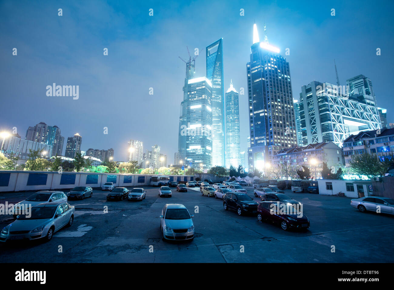 Parcheggio auto a Shanghai vista notturna Foto Stock
