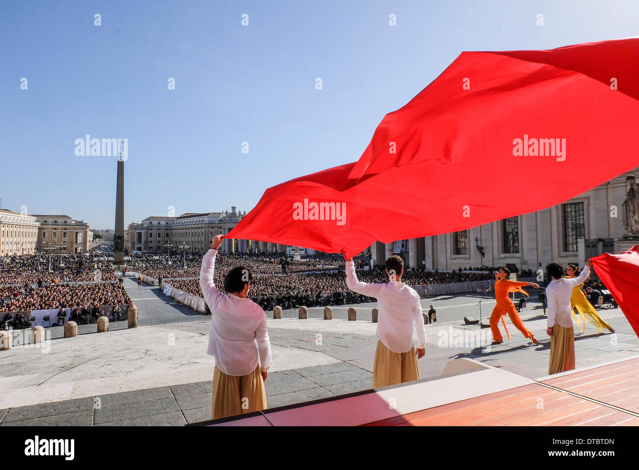 Piazza San Pietro, il Vaticano, Roma, Italia. 14 feb 2014. Il Papa ha invitato "impegnato" le coppie a trascorrere San Valentino's Day withim, provocando migliaia di coppie provenienti da tutto il mondo visitare Piazza San Pietro per ascoltare il Papa Francesco il giorno di San Valentino. Credito: Davvero Facile Star/Alamy Live News Foto Stock