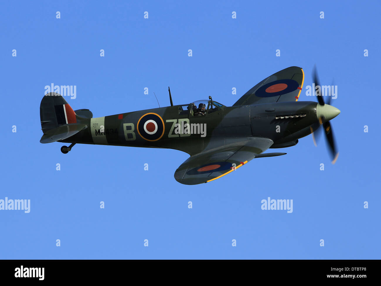 La vecchia macchina volante Azienda Spitfire volato da Red Bull Air Race Champion Paul Bonhomme Foto Stock