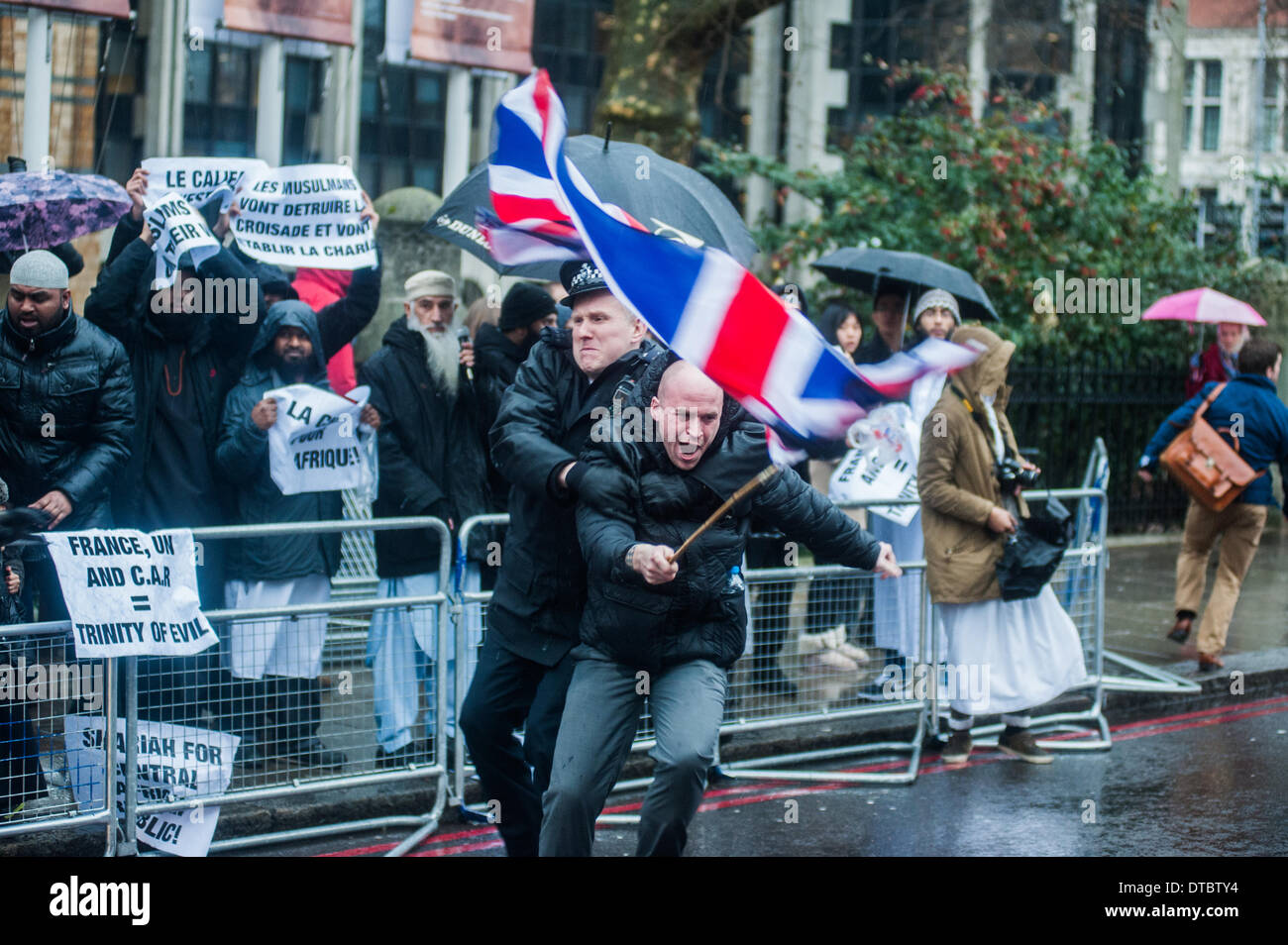 London, Regno Unito - 14 Febbraio 2014: Gran Bretagna primi sostenitori si scontrano con la polizia come attivisti musulmani dimostrano nel centro di Londra a sostegno dei musulmani assertivamente macellati nella Repubblica Centrafricana (CAR) di Christian vigilantes noto come Anti-Balaka. Credito: Piero Cruciatti/Alamy Live News Foto Stock