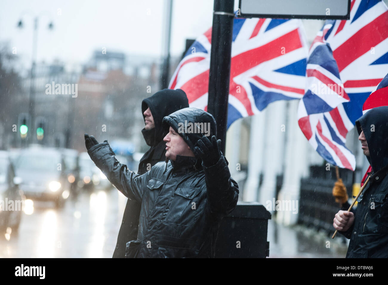 London, Regno Unito - 14 Febbraio 2014: Gran Bretagna primo leader, Paul Golding, proteste come attivisti musulmani dimostrano nel centro di Londra a sostegno dei musulmani assertivamente macellati nella Repubblica Centrafricana (CAR) di Christian vigilantes noto come Anti-Balaka. Credito: Piero Cruciatti/Alamy Live News Foto Stock