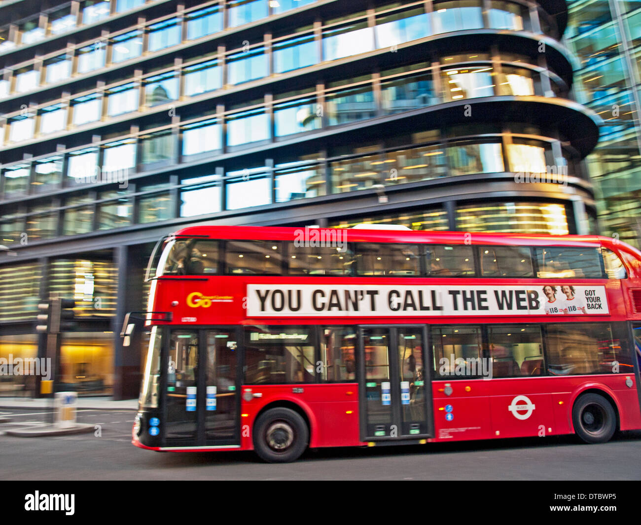 Nuovo autobus Routemaster nella City di Londra, London, England, Regno Unito Foto Stock