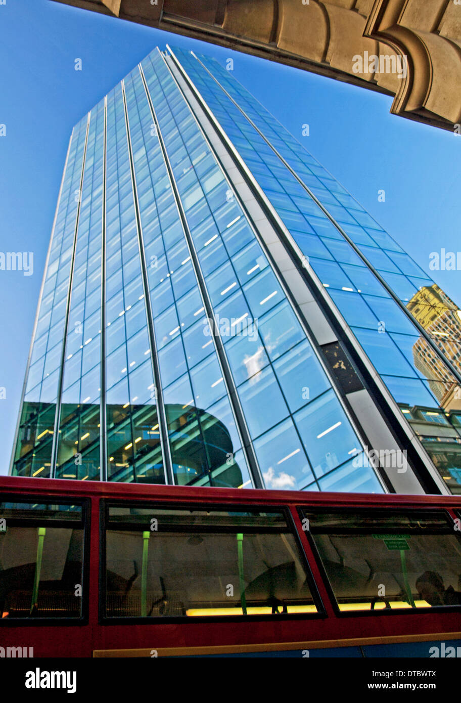 Vista di 125 Old Broad Street, in precedenza chiamato Stock Exchange Tower, City of London, Londra, Inghilterra, Regno Unito Foto Stock