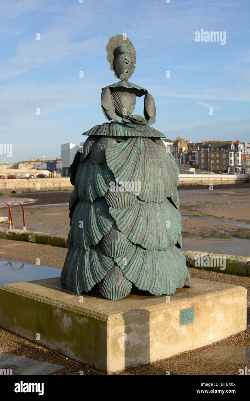 La scultura della Signora Booth il guscio da Lady Ann Carrington 2009. Sul lato del porto a Margate nel Kent. Inghilterra Foto Stock