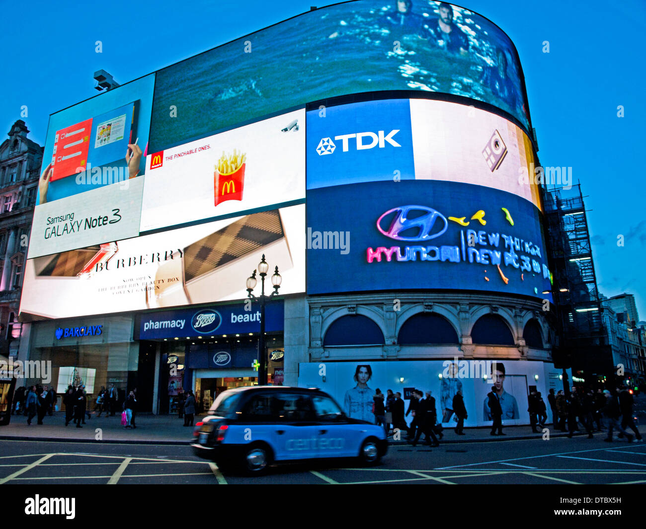 Il Neon cartelloni a Piccadilly Circus e il West End di Londra, Inghilterra, Regno Unito Foto Stock