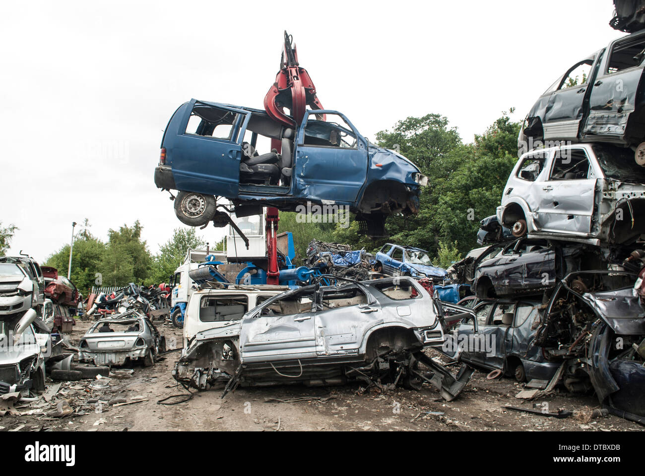 Vetture frantumato in cantiere di scarto REGNO UNITO Foto Stock
