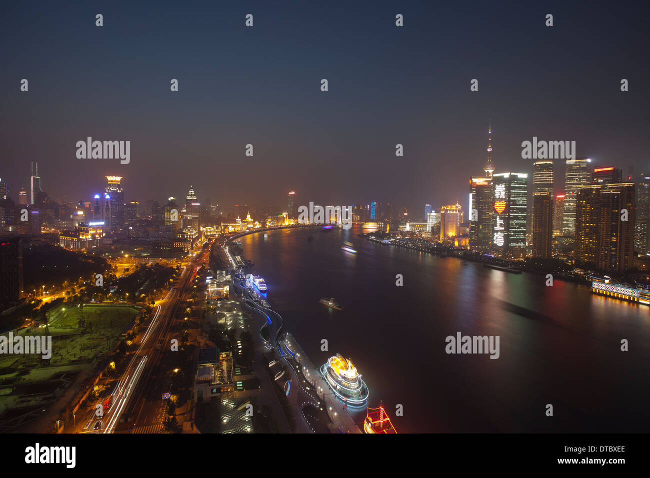 Vista notturna della citta' di Shanghai,Huangpu River side Foto Stock