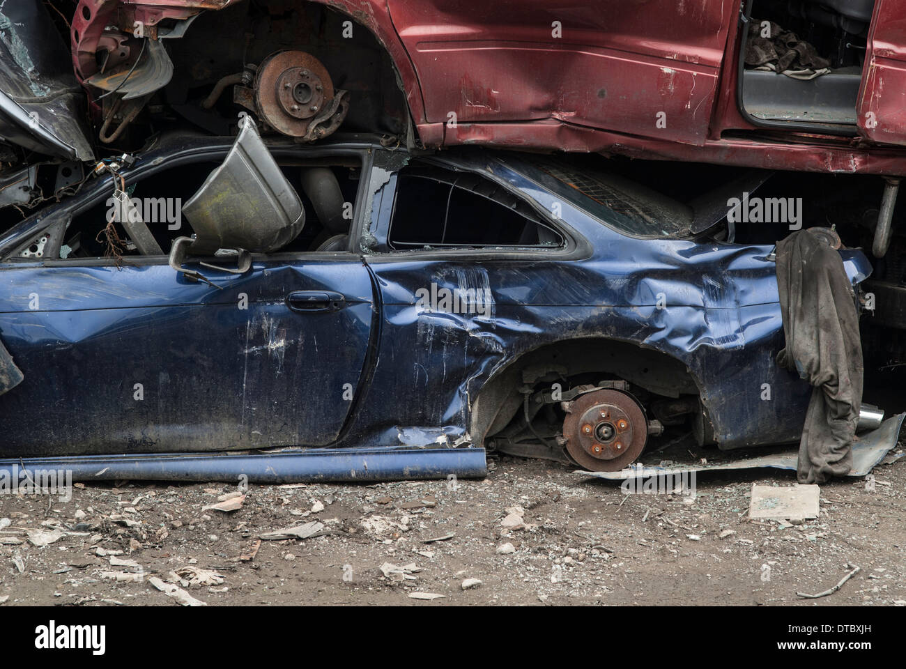 Vetture frantumato in cantiere di scarto REGNO UNITO Foto Stock