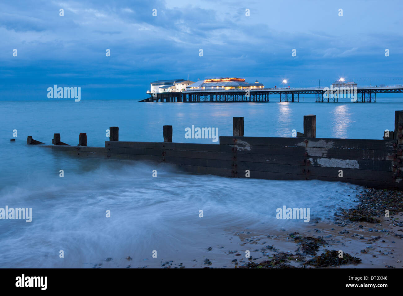 Vista del Cromer Pier al crepuscolo Foto Stock