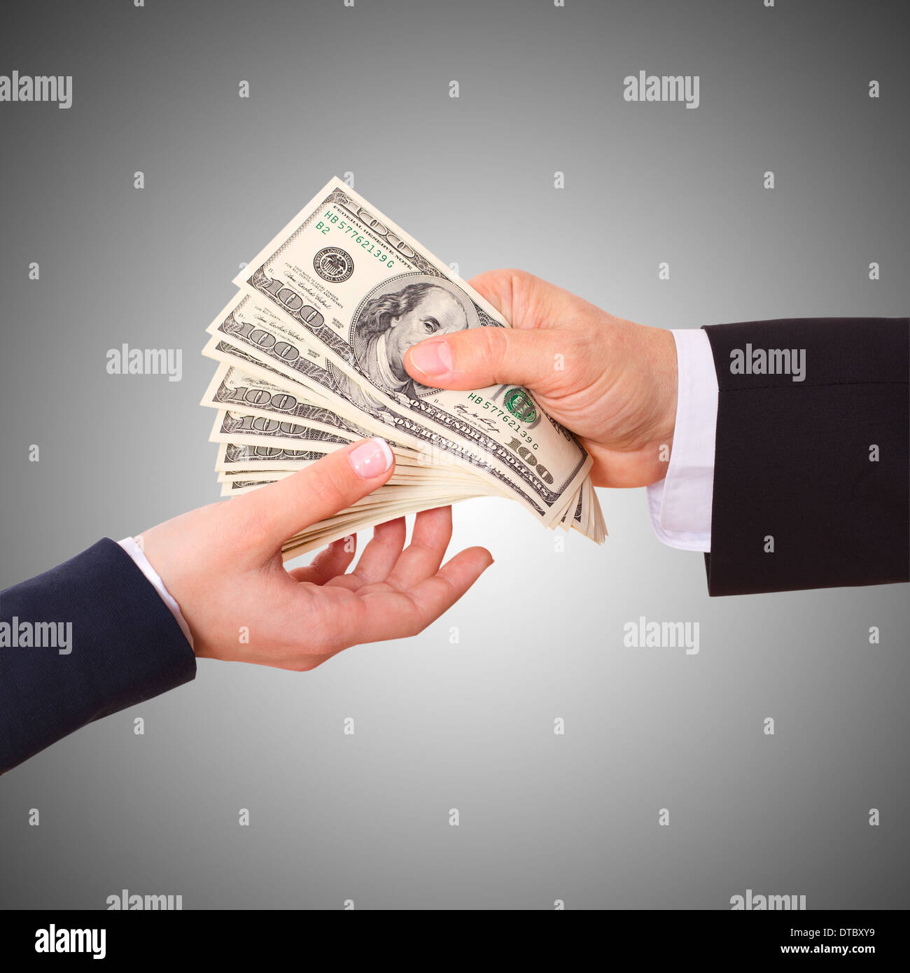 Imprenditore di cassa di contenimento di dollari nelle mani di passarli al client. Concetto di finanziare il successo. Isolato, spazio per il testo Foto Stock